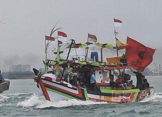 Bendera PDI Perjuangan Ramaikan Sedekah Laut di Kota Tegal