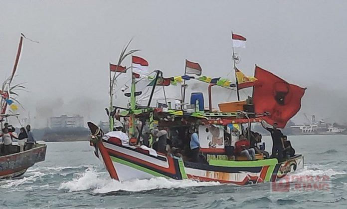 Bendera PDI Perjuangan Ramaikan Sedekah Laut di Kota Tegal (2)
