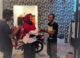Berbagi Kebahagiaan, Srikandi Brebes Beri Sepeda Motor