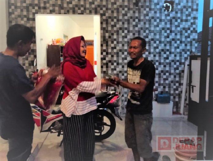 Berbagi Kebahagiaan, Srikandi Brebes Beri Sepeda Motor Baru