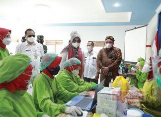Bersama Gus Nabil, Sri Mulyani Tinjau Vaksinasi di Desa Karangdowo