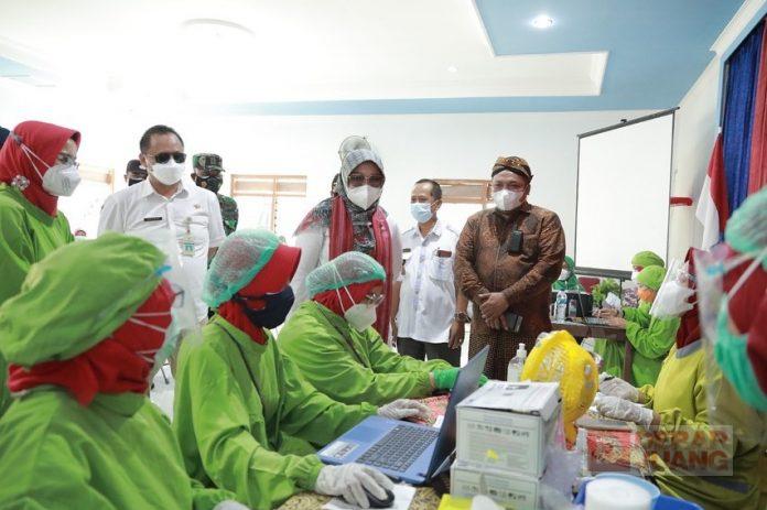 Bersama Gus Nabil, Sri Mulyani Tinjau Vaksinasi di Desa Karangdowo