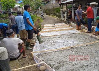 Blusukan, Indianto Cek Pengecoran Jalan Hingga Berikan Bantuan