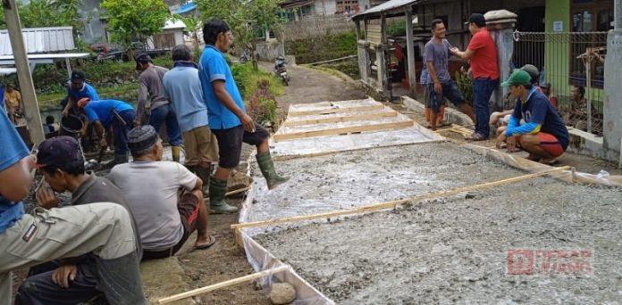 Blusukan, Indianto Cek Pengecoran Jalan Hingga Berikan Bantuan (2)