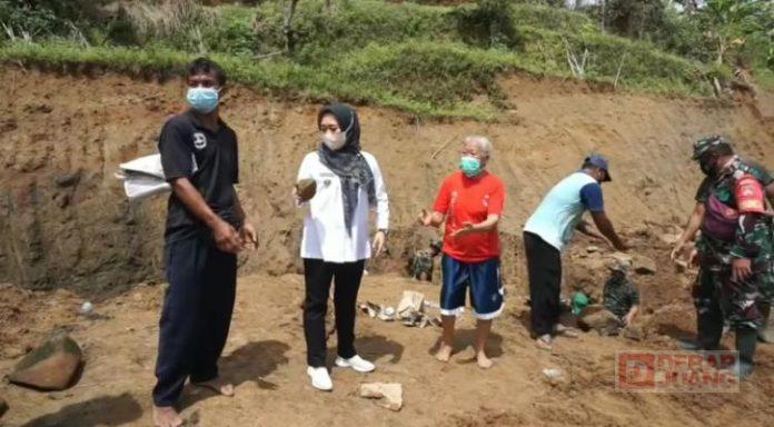 Buka Program TMMD, Bupati Tiwi Jalan Penghubung Tegalpingen-Tumanggal Dibangun