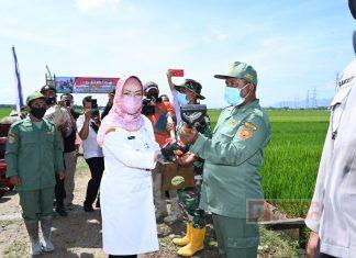 Buka TMMD Reguler Tahun 2021, Bupati Etik: Saya Berharap Kesejahteraan di Daerah Meningkat
