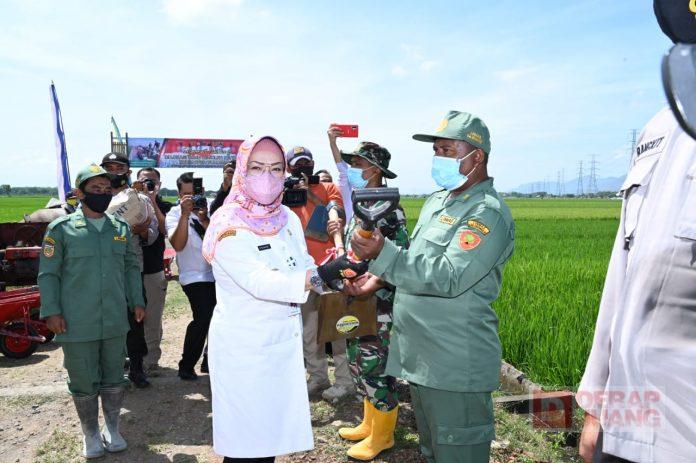 Buka TMMD Reguler Tahun 2021, Bupati Etik Saya Berharap Kesejahteraan di Daerah Meningkat