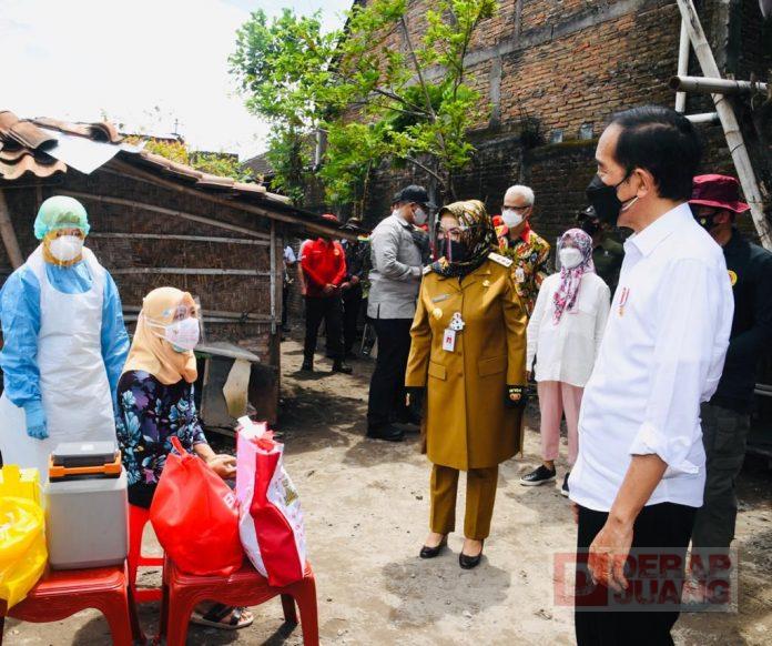 Bupati Etik Dampingi Presiden Jokowi Pantau Vaksinasi Pelajar dan Warga di Kartasura