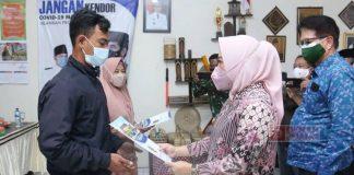 Bupati Tiwi Serahkan 1.177 Sertifikat Tanah Program PTSL di Desa Banjaran
