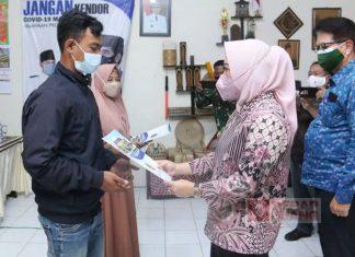 Bupati Tiwi Serahkan 1.177 Sertifikat Tanah Program PTSL di Desa Banjaran