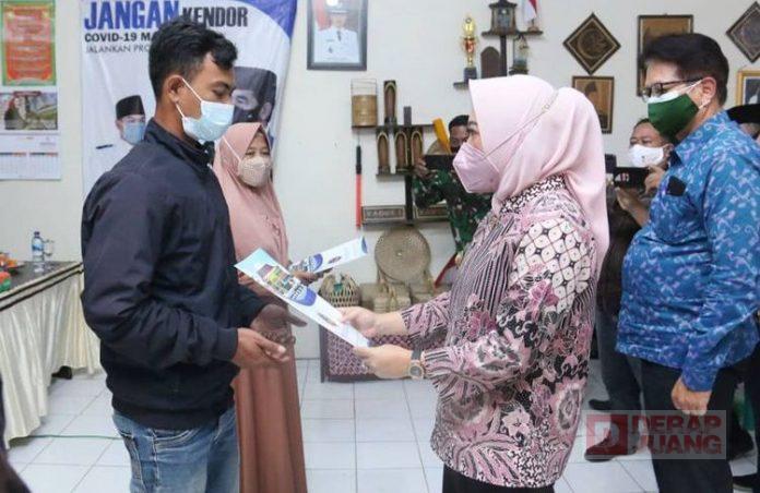 Bupati Tiwi Serahkan 1.177 Sertifikat Tanah Program PTSL di Desa Banjaran
