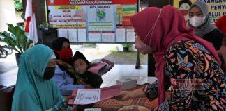 Bupati Tiwi Serahkan Bantuan Sosial Kepada 300 ODKB