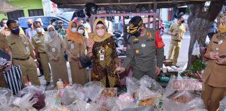 Cara Unik Bupati Etik Sosialisasikan Prokes Kepada Pedagang Pasar