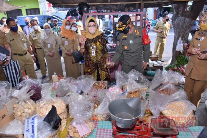 Cara Unik Bupati Etik Sosialisasikan Prokes Kepada Pedagang Pasar