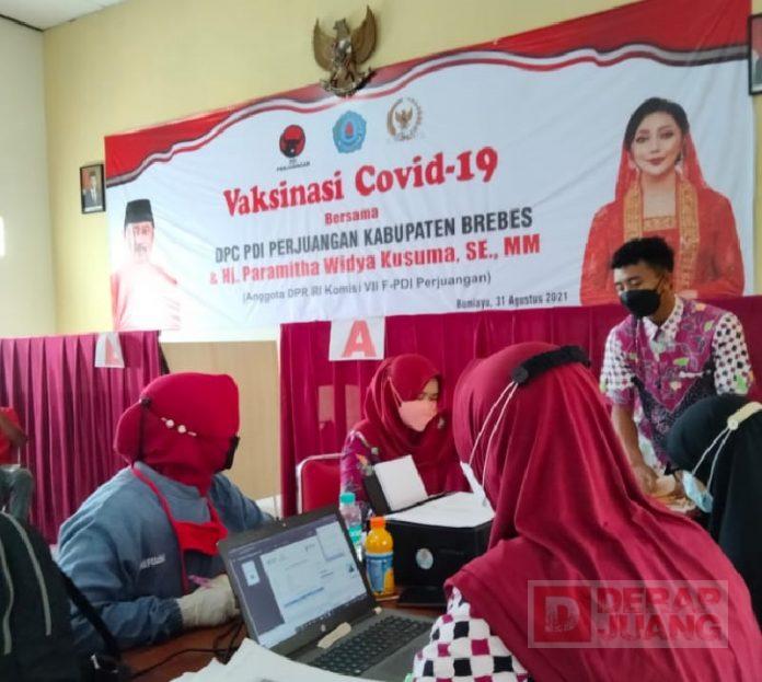 DPC PDI Perjuangan Brebes Jadi Partai Pelopor Adakan Vaksinasi (2)