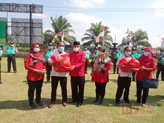 DPC PDI Perjuangan Klaten Salurkan Bantuan Sembako dari Puan Maharani