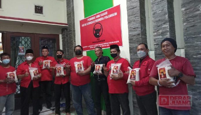 DPC PDI Perjuangan Kota Pekalongan Bagikan 8 Kwintal Beras untuk Warga (2)