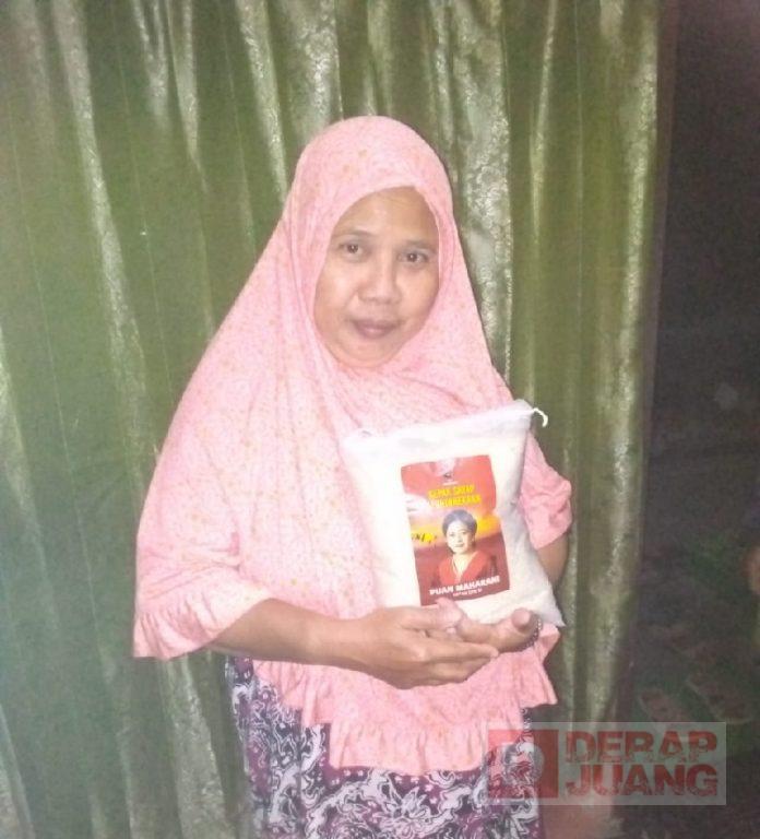 Dapat Bantuan Beras, Warga Terima Kasih PDI Perjuangan yang Selalu Memperhatikan Kami
