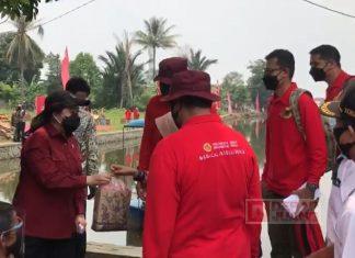 Disambut, Hingga Dibekali Kerupuk dan Asinan, Cerita Puan Tinjau Vaksinasi Door to Door