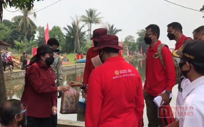 Disambut, Hingga Dibekali Kerupuk dan Asinan, Cerita Puan Tinjau Vaksinasi Door to Door