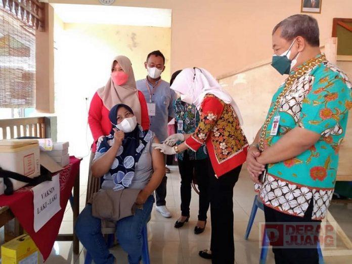 Eksekutif dan Legislatif dari PDI Perjuangan Kebumen Kompak Tinjau Vaksinasi