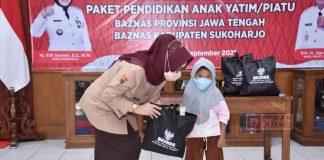 Etik Suryani Serahkan Bantuan Kepada Anak Yatim Piatu Terdampak Covid-19