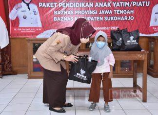 Etik Suryani Serahkan Bantuan Kepada Anak Yatim Piatu Terdampak Covid-19