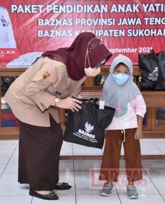 Etik Suryani Serahkan Bantuan Kepada Anak Yatim Piatu Terdampak Covid-19