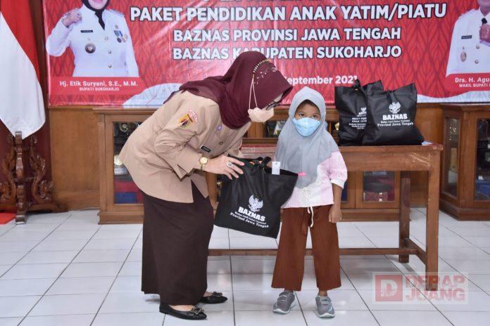 Etik Suryani Serahkan Bantuan Kepada Anak Yatim Piatu Terdampak Covid-19