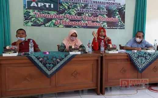 Gelar Sarasehan, Kadarwati Dengarkan Gagasan dan Curhatan Petani Tembakau