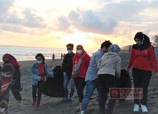 Gotong Royong Komunitas Juang Purworejo dalam Bersihkan Pantai