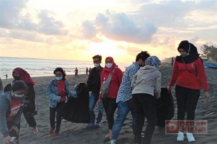 Gotong Royong Komunitas Juang Purworejo dalam Bersih Pantai (2)