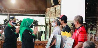 HUT PDAM Tirta Merapi ke-44, Sri Mulyani Serahkan Bantuan Kepada Masyarakat Terdampak Pandemi