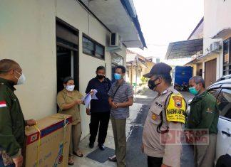 Imam Basuki Serahkan Kursi Roda pada Penyandang Disabilitas