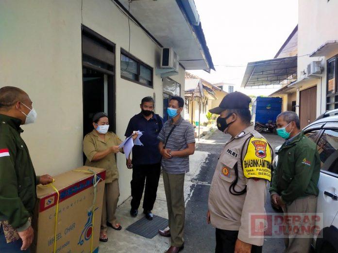 Imam Basuki Serahkan Kursi Roda pada Penyandang Disabilitas