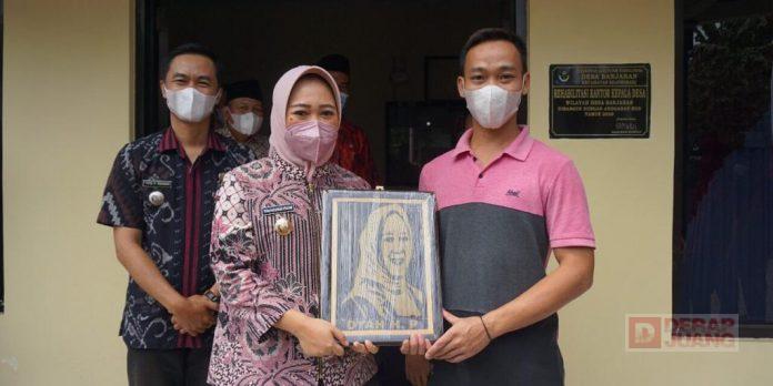 Inovasi Kader Banteng Desa Banjaran Melukis Diatas Bambu