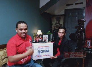 Kader Komunitas Juang Banyumas Donasikan Songkok Kepada Santri di Cilongok