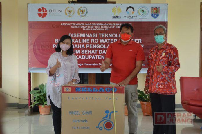 Mbak Casytha Serahkan Bantuan Kursi Roda dan Sembako di Gandrungmangu