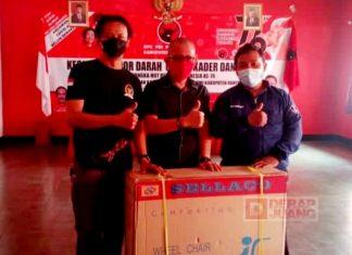 Melalui DPC, Mbak Casytha Berikan Bantuan Kursi Roda Kepada Masyarakat Banyumas