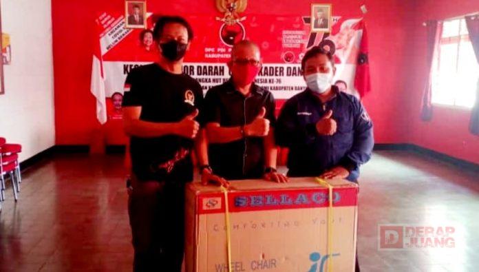 Melalui DPC, Mbak Casytha Berikan Bantuan Kursi Roda Kepada Masyarakat Banyumas