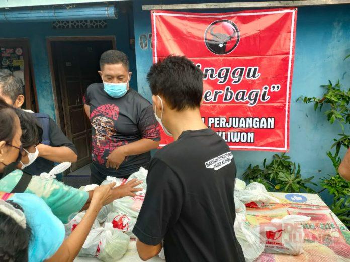 Minggu Berbagi, Bukti Nyata Kepedulian Kader Banteng Pasar Kliwon di Tengah Pandemi