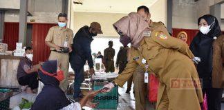 Pantau Prokes, Bupati Etik Sambangi Pasar Tradisional