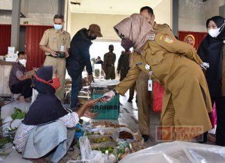 Pantau Prokes, Bupati Etik Sambangi Pasar Tradisional