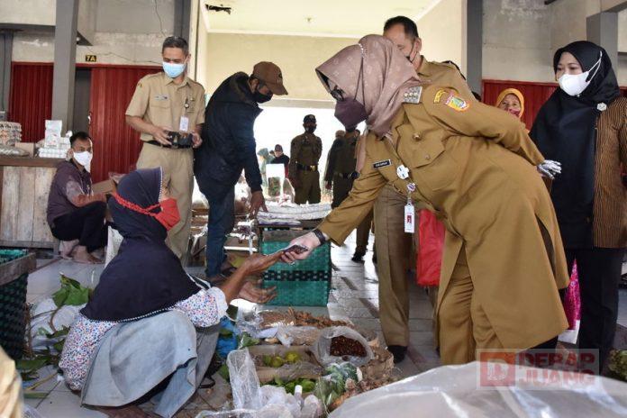Pantau Prokes, Bupati Etik Sambangi Pasar Tradisional