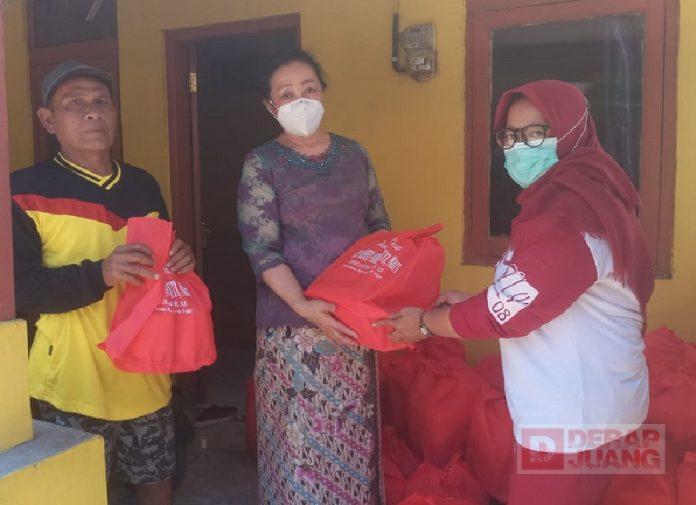 Peduli Balita dan Ibu Hamil, dr. Messy Bagikan Biskuit
