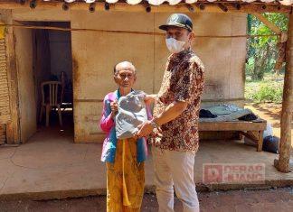 Peduli Lansia, Hengki Atmojo Berikan Bantuan Sembako