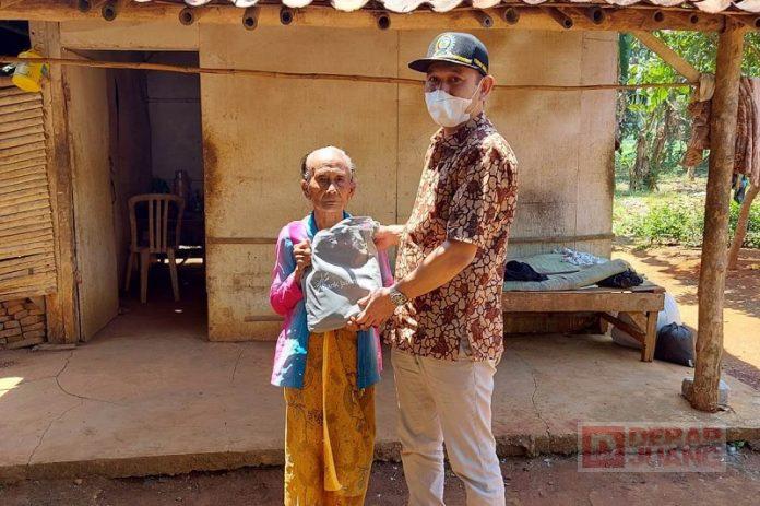 Peduli Lansia, Hengki Atmojo Berikan Bantuan Sembako