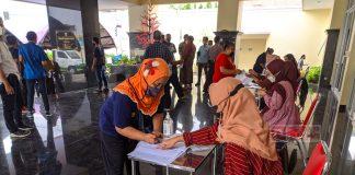 Peduli “Wong Cilik”, Gus Nabil Gelar Vaksinasi untuk Pekerja di Pasar Legi