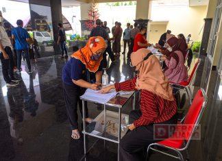 Peduli “Wong Cilik”, Gus Nabil Gelar Vaksinasi untuk Pekerja di Pasar Legi