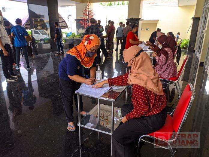 Peduli “Wong Cilik”, Gus Nabil Gelar Vaksinasi untuk Pekerja di Pasar Legi